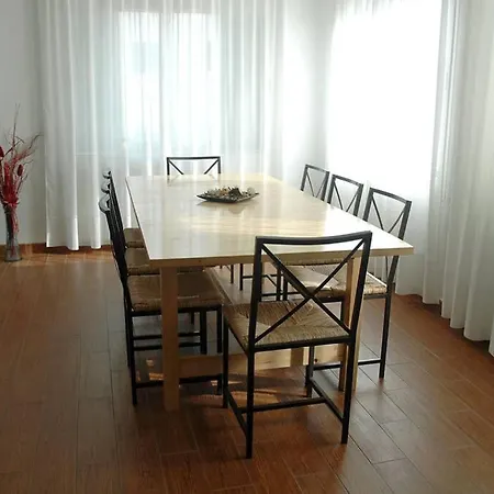 度假居 With Pool, 200m From