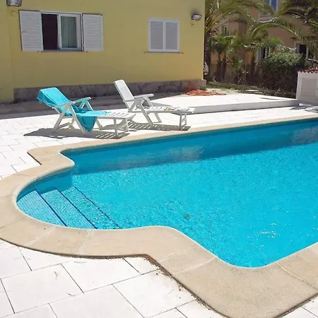 Hébergement de vacances With Pool, 200m From *