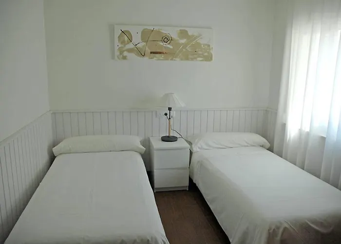 度假居 With Pool, 200m From *